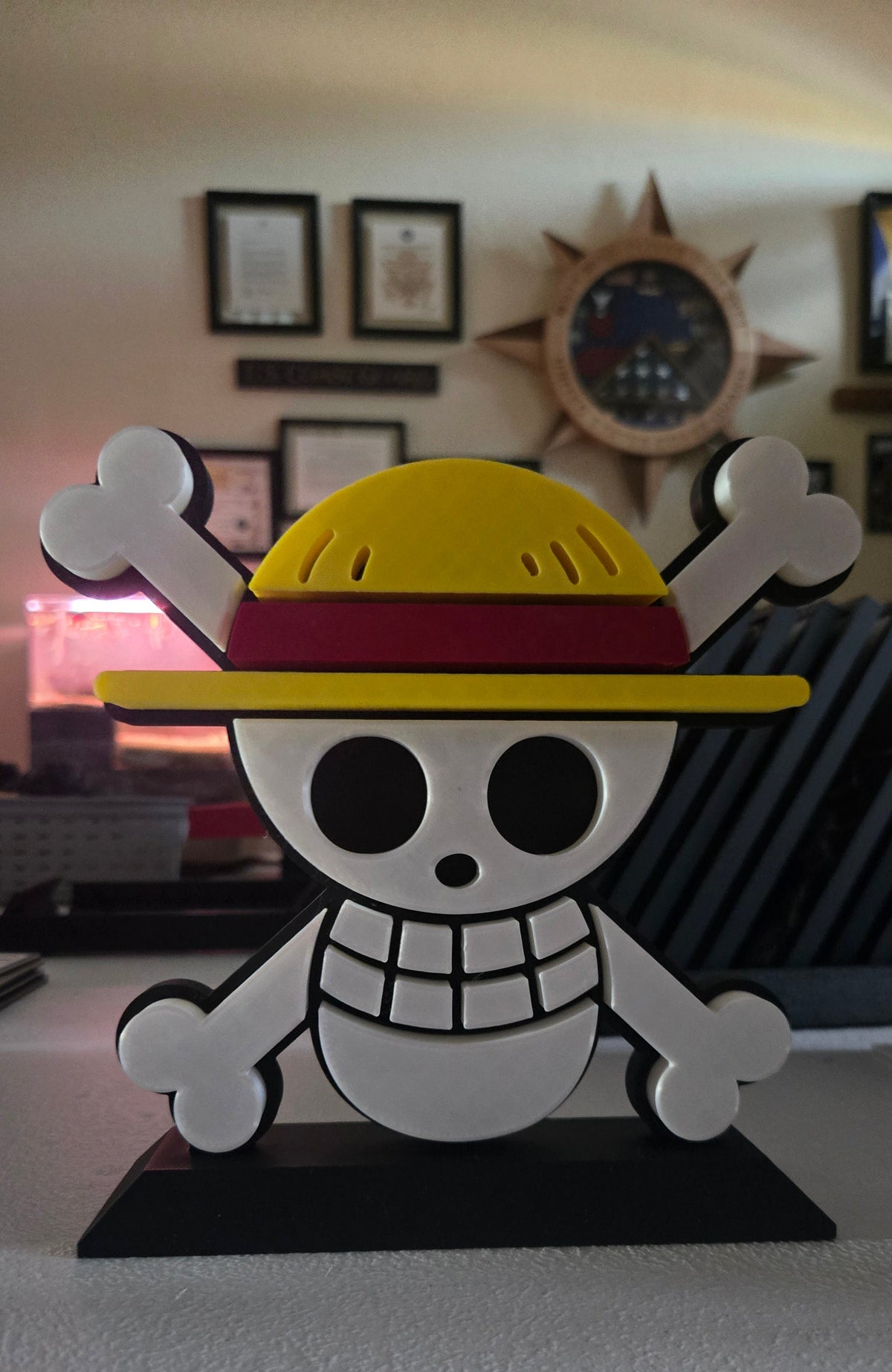 One Piece Straw Hat Jolly Roger – 3D-Printed Desk Stand