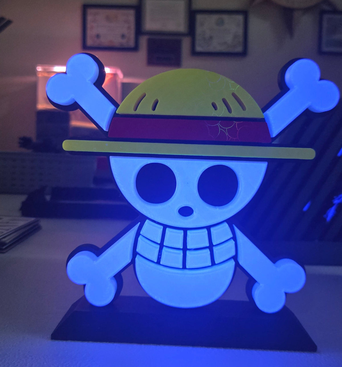 One Piece Straw Hat Jolly Roger – 3D-Printed Desk Stand
